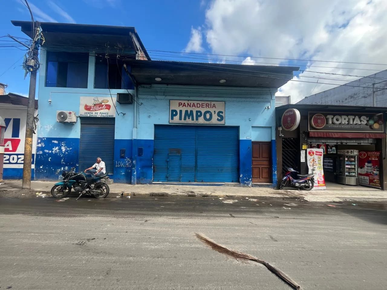 Entrada principal de la panadería