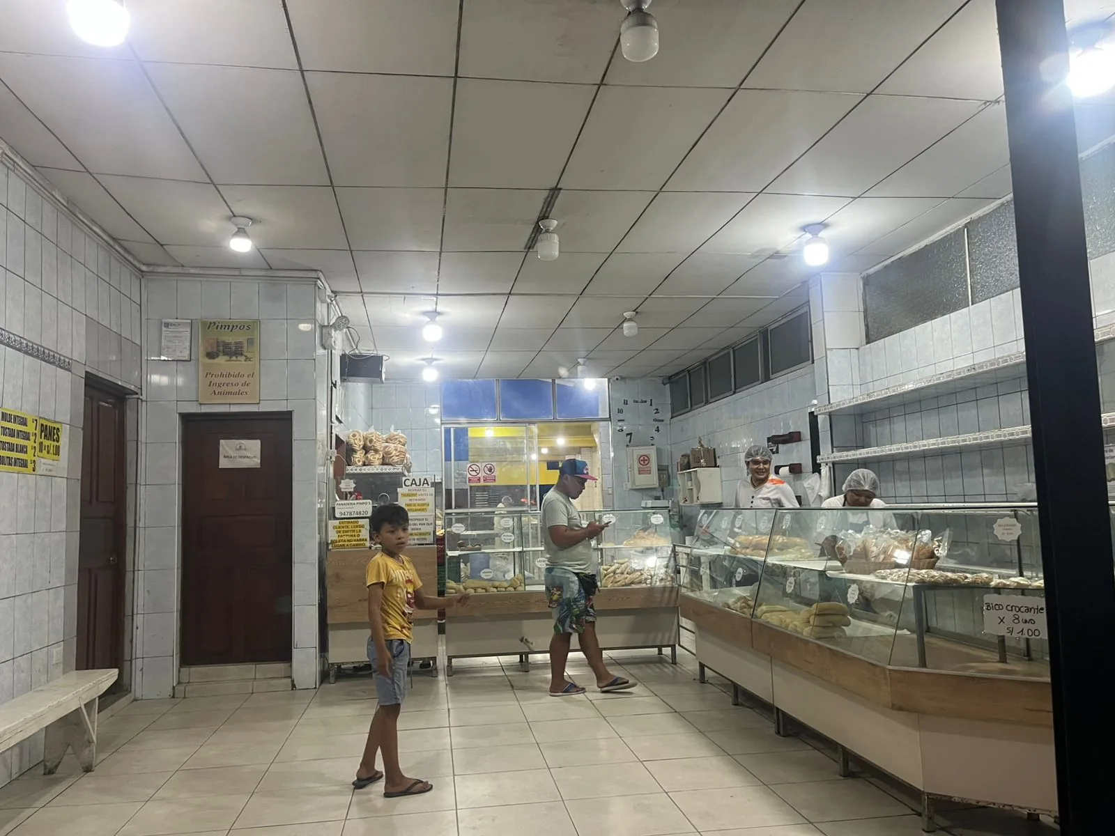 Mostrador con el pan del día recién salido